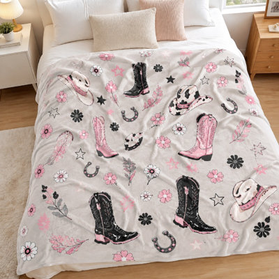 1Pcs Cowboy Boots & Hats Print Flannel Blanket – Single-Sided;Adorable Western ThemeCozy and WarmMachine WashablePerfect for Bedding Sofa DecorationIdeal Living Room, Bedroom, KidsA Unique Gift Idea.