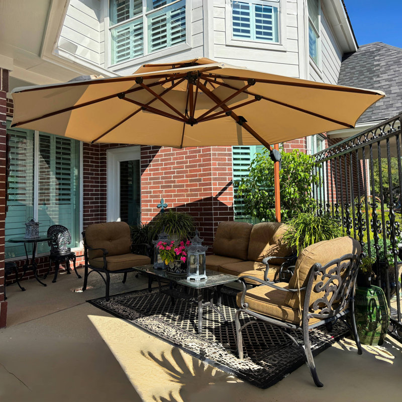 Parasol en porte-à-faux rond en bois avec base Epperly, Beige, H 108 po x l 144 po x P 144 po