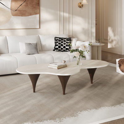 Table basse de salon moderne en travertin de 140 cm (55 pouces) en forme de nuage, avec pieds en acier au carbone fini noyer et plateau en pierre organique.