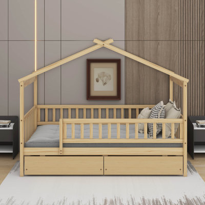Lit simple en bois