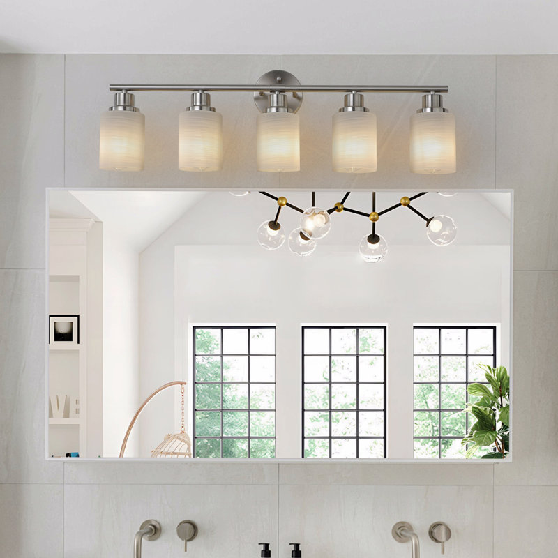Applique murale 31 po à 5 lumières de style moderne avec configuration en nickel brossé 31 lumières de style moderne avec abat-jour en verre givré