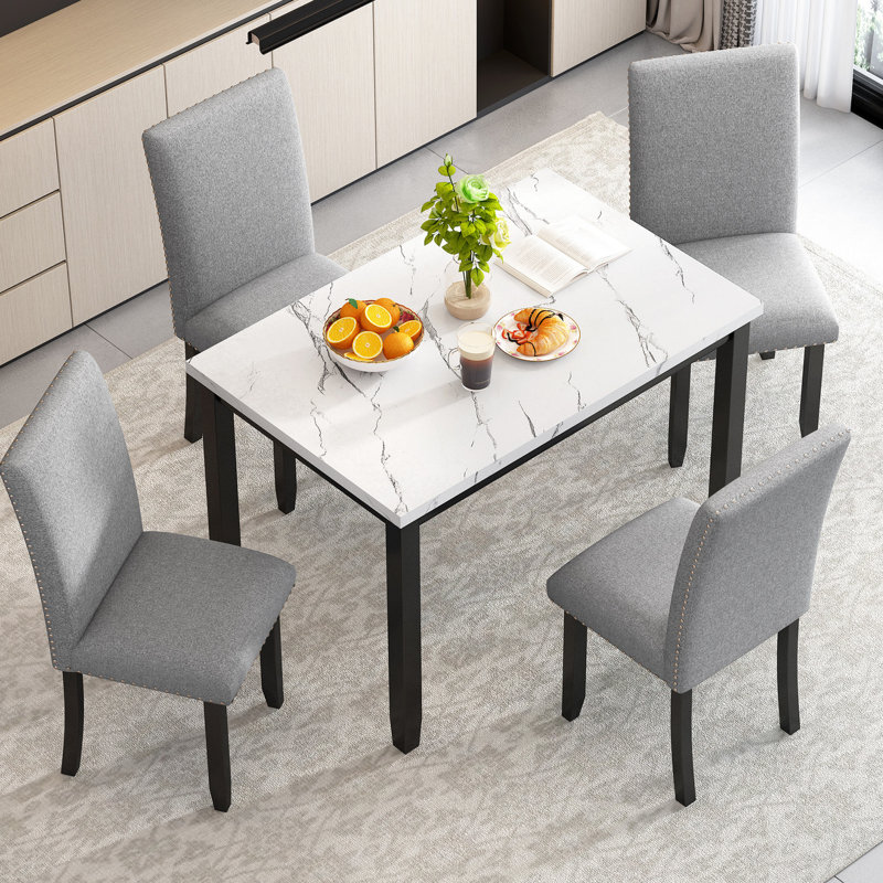 Élégante salle à manger pour 5 cuisines, table en marbre artificiel et 4 chaises rembourrées apaisantes, bois d'hévéa, surface en simili blanc / gris + noir, sièges rembourrés d'éponge, structure en bois