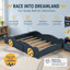 Lit plateforme innovant en forme de voiture de course avec roues et rangement pour plus de confort et de fonctionnalité dans la chambre à coucher-324638949-324638950