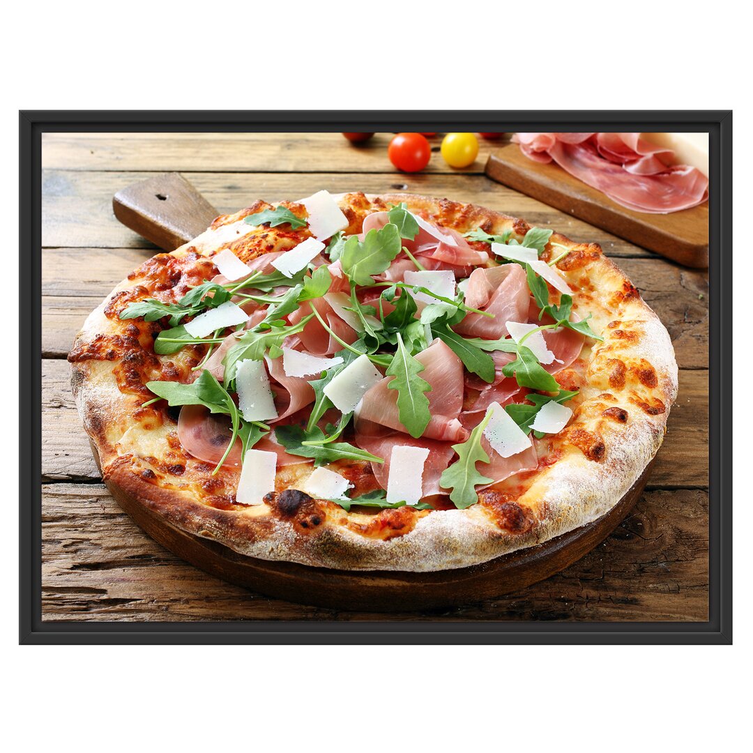 Gerahmtes Wandbild Prosciutto Pizza auf Holztisch