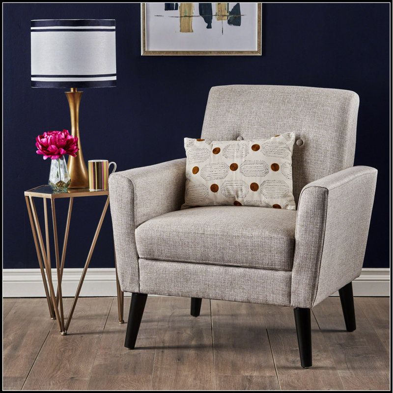 Fauteuil club rétro vintage avec coiffes cloutées et accoudoirs subtils à volutes, parfait pour les intérieurs contemporains.