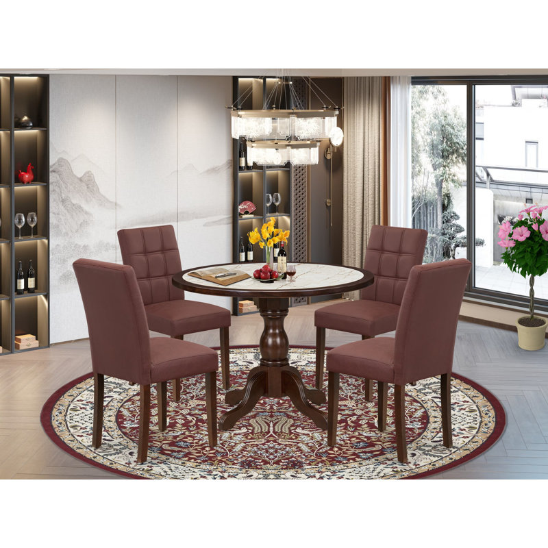 L'ensemble de table de salle à manger de style Mid-Century moderne se compose d'une table ronde et de 4 tissus en polyester rouge beige