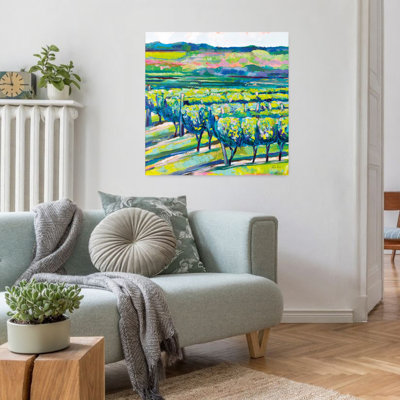 Art contemporain tout en rang avec des buissons bleus