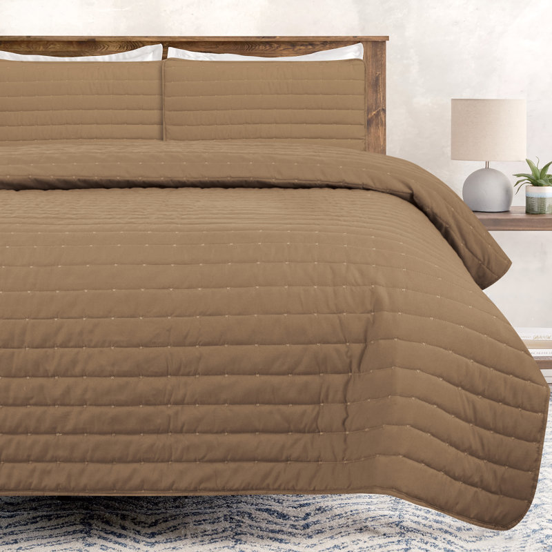 Ensemble de couvre-lit 3 pièces en microfibre matelassée de couleur unie Chanasya, Brun