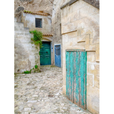 Italie, Basilicate, portes de Matéria dans une cour de la vieille ville de Matéria, par Julie Eggers (24 X 36) EU16JEG0874