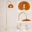 Lampe sur pied arquée avec abat-jour en lattes de bois et base en marbre