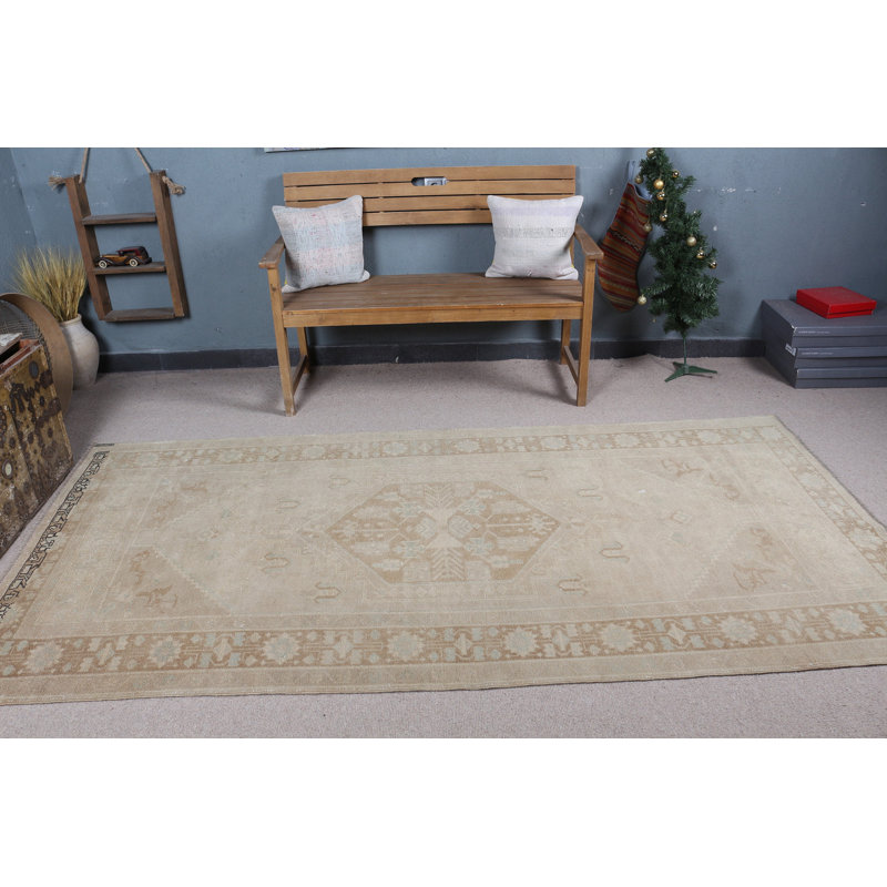 Découvrez l'élégance classique de ce tapis turc rétro parfait pour le décor de votre salon