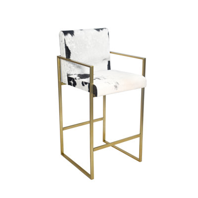 Cette chaise est une chaise en acier inoxydable doré