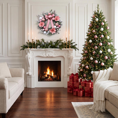 Couronne de Noël magnolia rose préilluminée de 61 cm (24 po) avec 20 lumières DEL, accents de neige, couronne florale artificielle en PVC pour porte d'entrée