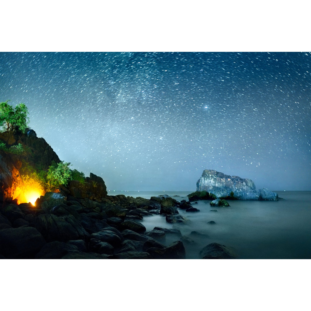 Felsenküste bei Nacht - Leinwandbild