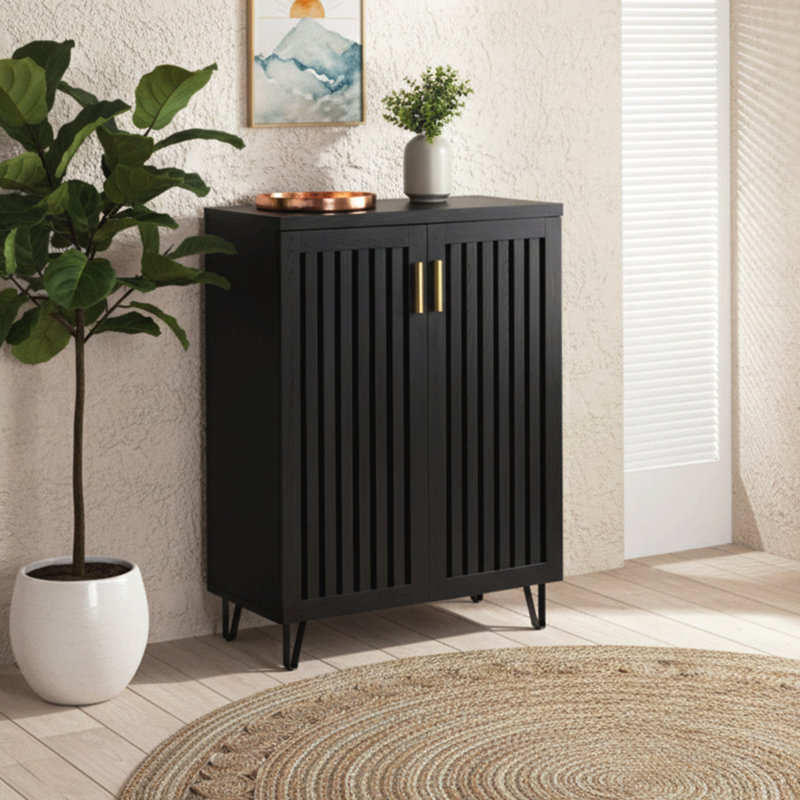 Armoire de rangement à 2 portes Clackamas avec tablettes réglables, portes à lattes verticales et design moderne pour une vie organisée