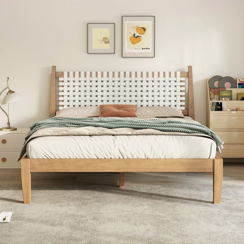 Grand lit avec dossier en cuir blanc tissé, structure en bois naturel