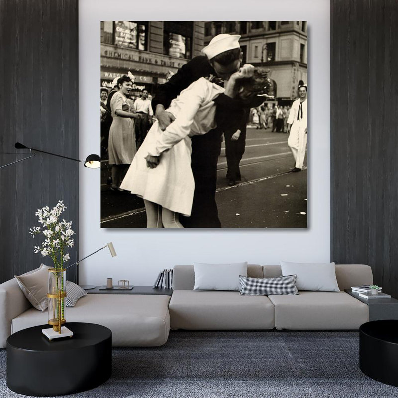 «Kissing The War Goodbye» à Times Square, H 36 po x l 36 po