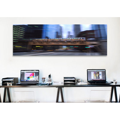 «Electric Train Crossing a Bridge, Chicago, Illinois», reproduction de photo sur toile