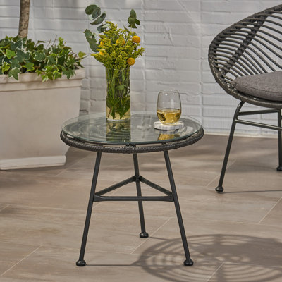 Table d'appoint extérieure en faux rotin avec plateau en verre et table de bout en verre trempé