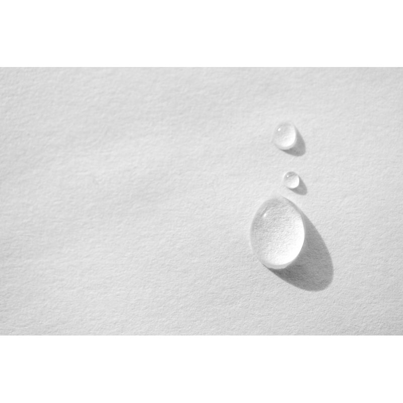 Goutte d'eau sur papier blanc - Photographie sur toile tendue, H 8 po x l 12 po