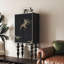 Armoire en bois rétro avec motif d'hirondelle