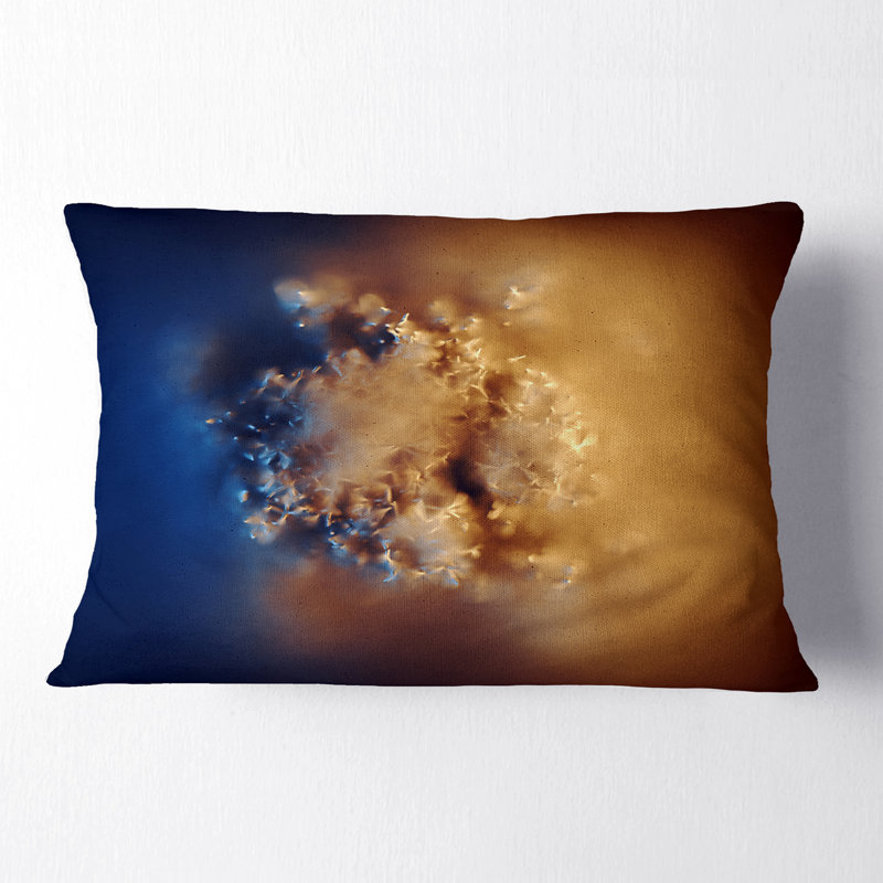 Petit coussin à motif abstrait brun
