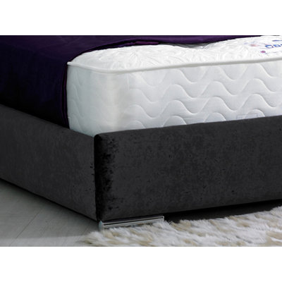 Uma Upholstered Bed
