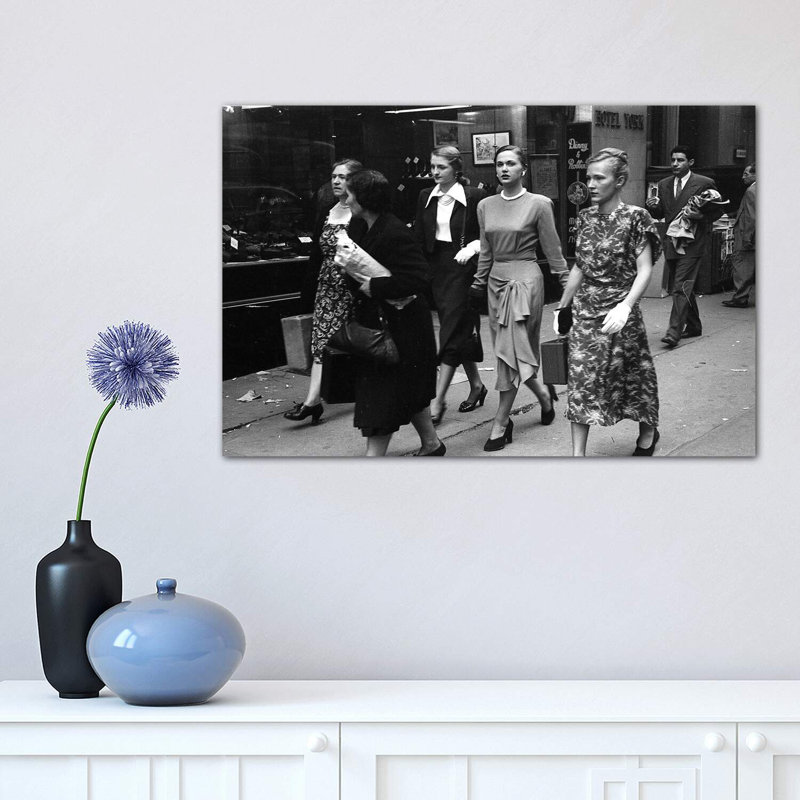 «Women on Street (NYC, 1949)» par Ruth Orkin - reproduction de photo, H 12 po x l 18 po x 1,5 po, Toile tendue
