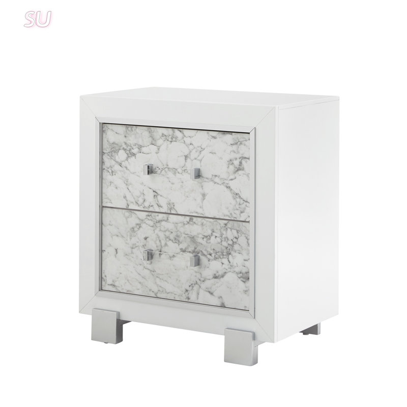 SKYE MARBLE NIGHTSTAND avec tiroirs spacieux et façades élégantes de style marbre, parfait pour les chambres à coucher modernes