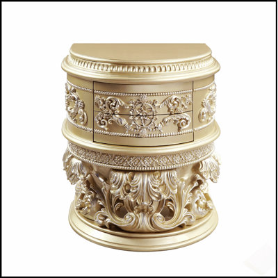Chic table de chevet en résine avec deux tiroirs et volutes ornées, parfaite pour la décoration et le rangement d'une chambre à coucher élégante.