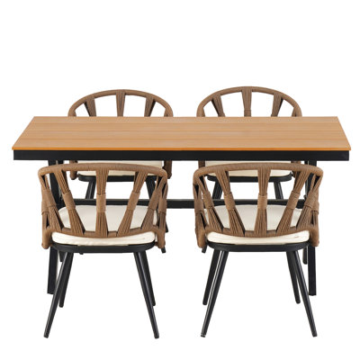 Fabriqué à l'extérieur de façon unique avec des chaises en PE et une table en bois
