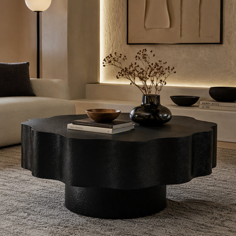 Table basse festonnée noire