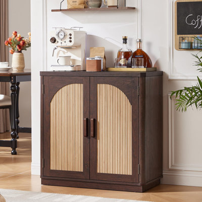 Buffet cannelé avec rangement, armoire à café 31,5 po avec portes arquées et tablettes réglables, buffet moderne Mid-Century, crédence en bois pour la cuisine, le salon (noyer)
