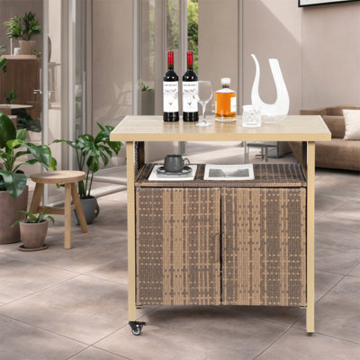 Chariot-bar d'extérieur en osier, chariot de service de vin de patio avec roues, table de comptoir de bar à boissons en rotin avec plateau en verre pour le porche de la piscine