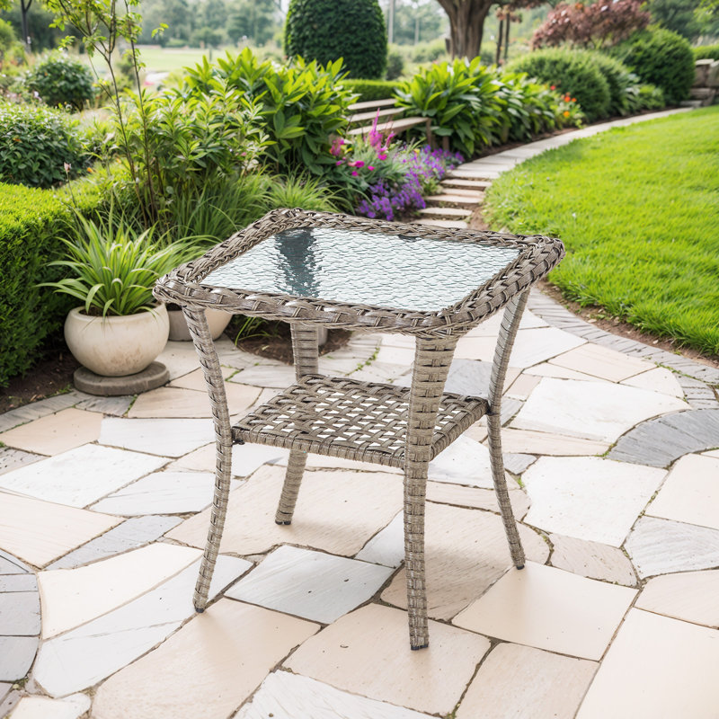 Table d'appoint d'extérieur en osier de patio brun avec plateau en verre, Brun