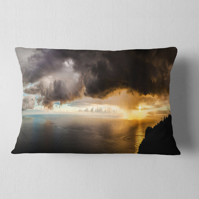 Coussin tempête foncé au coucher du soleil