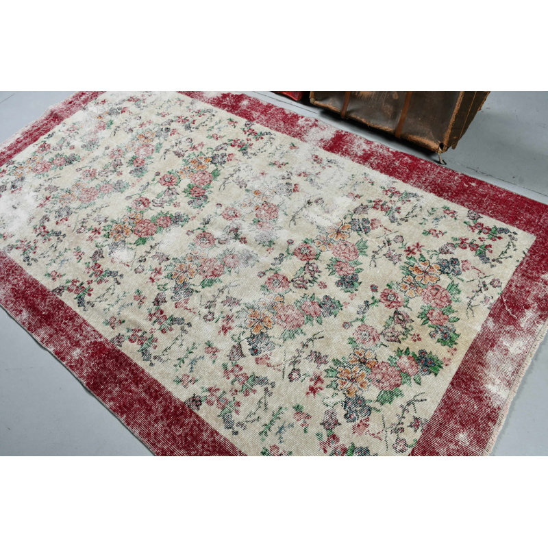 Tapis turc vintage tissé à la main avec un motif floral dans une grande zone rouge avec de la laine bohémienne, idéal pour une décoration d'inspiration antique
