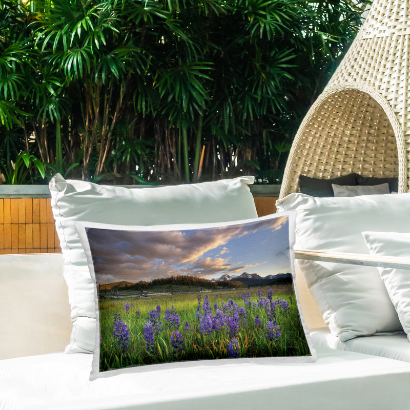 Coussin Lavande Bloom Meadows par Alan Majchrowicz