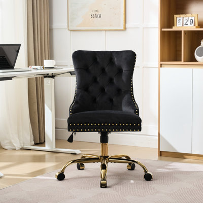 Fauteuil de bureau pivotant en velours noir de style américain, réglable, avec base en métal doré, boutons et finitions cloutées artisanales. Siège confortable pour un style moderne et élégant.