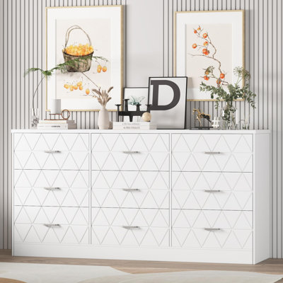 Commode à 9 tiroirs, motif géométrique triangulaire, en MDF et panneaux de particules, finition blanche. Meuble de rangement autoportant pour chambre, salon, entrée, couloir, garde-robe ou appartement.
