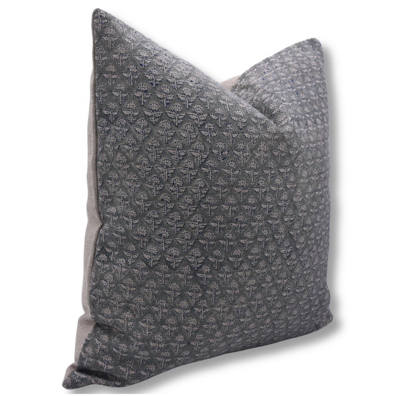 Coussin décoratif à motif floral bohème «Gul Mohar Handmade Block» - 24 po x 24 po, Carré, 24 po x 24 po