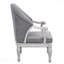 Chaise grise en tissu gris et idéale pour les chambres à coucher au fini blanc antique