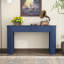 Table d'entrée en bleu marine. Minimaliste moderne avec détails cannelés et 2 tiroirs. Rangement fonctionnel pour le salon. Console de rangement courbée avec pieds courbés et stabilité. Table design. Tiroirs essentiels du quotidien.