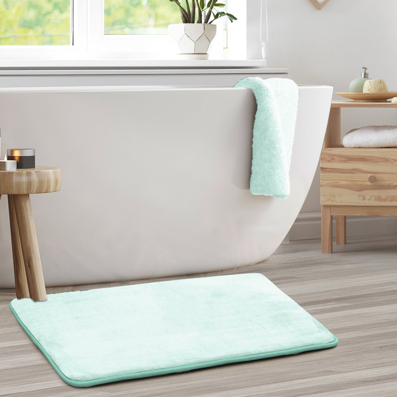 Tapis de bain en mousse viscoélastique ultra-doux avec envers antidérapant en PVC, Bleu clair bébé, Petit: L 24 po x l 17 po