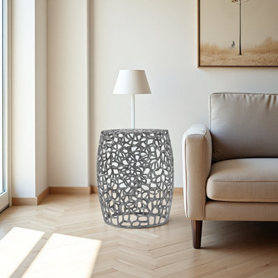 Table de bout cylindrique en aluminium au design complexe
