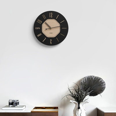 Horloges murales noires rondes à chiffres creux