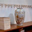 Vase en céramique blanche à motif de branches florales dorées