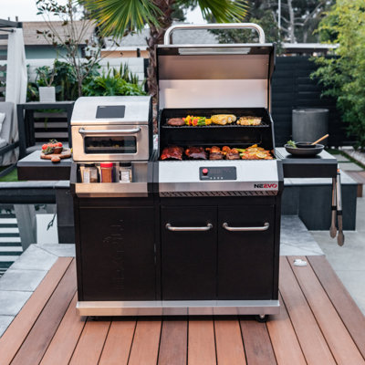 Barbecue au gaz propane liquide de 44 000 BTU avec friteuse à air intégrée Neevo - 714,3 pieds carrés Po Surface de cuisson, barbecue extérieur intelligent avec grilles en fonte, connectivité de l'application et commandes électroniques, modèle 720-1055