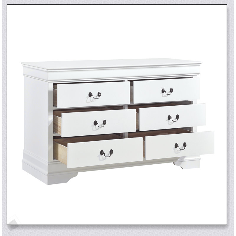 Commode blanche traditionnelle avec poignées en laiton antique et six tiroirs spacieux pour le rangement de la chambre à coucher classique