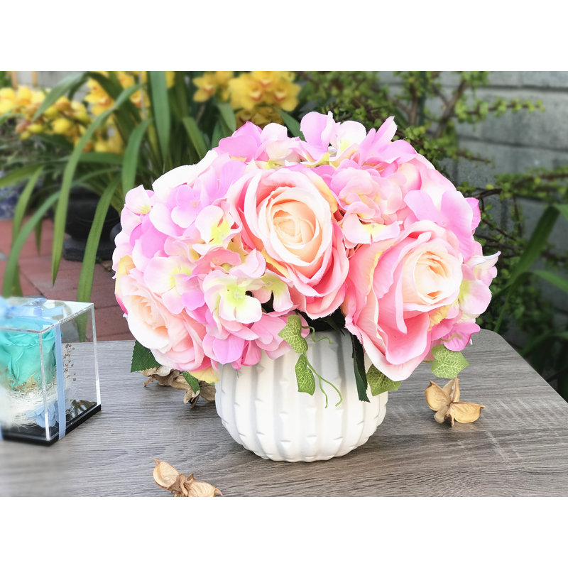 Agencements de fleurs mélangées artificielles en vase, Rose